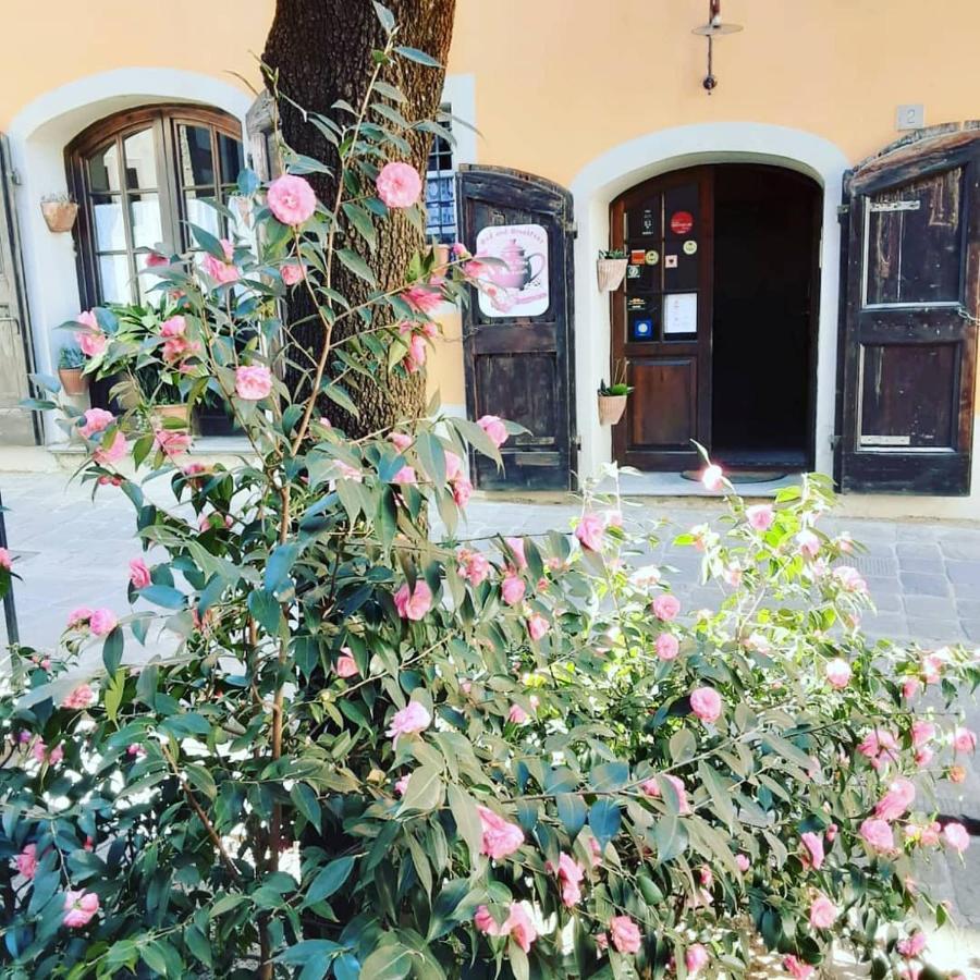 Antica Casa Dei Rassicurati Bed and Breakfast Montecarlo Exteriör bild