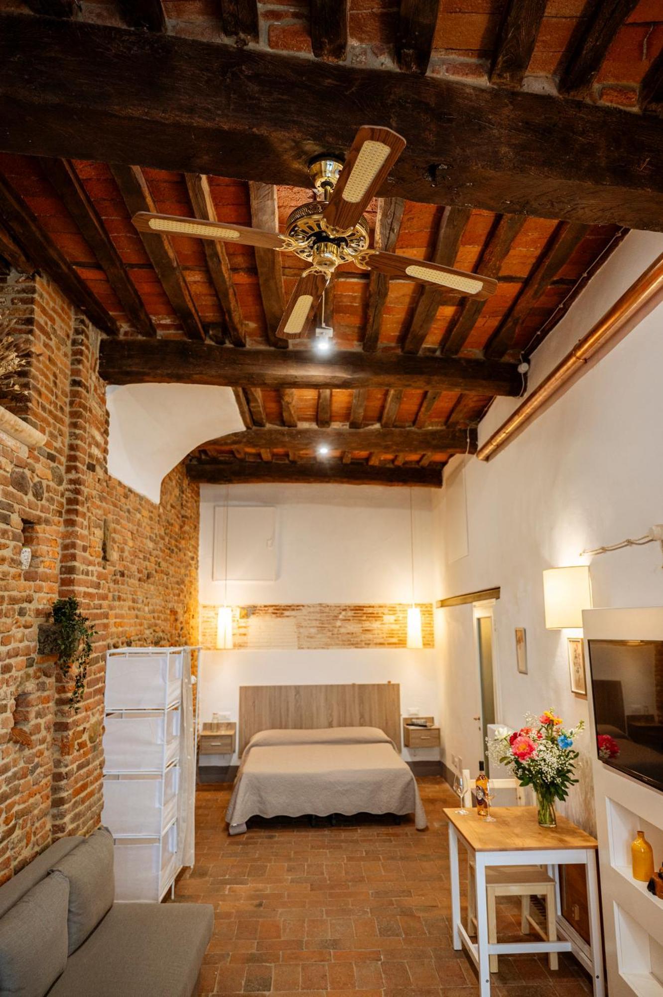 Antica Casa Dei Rassicurati Bed and Breakfast Montecarlo Exteriör bild