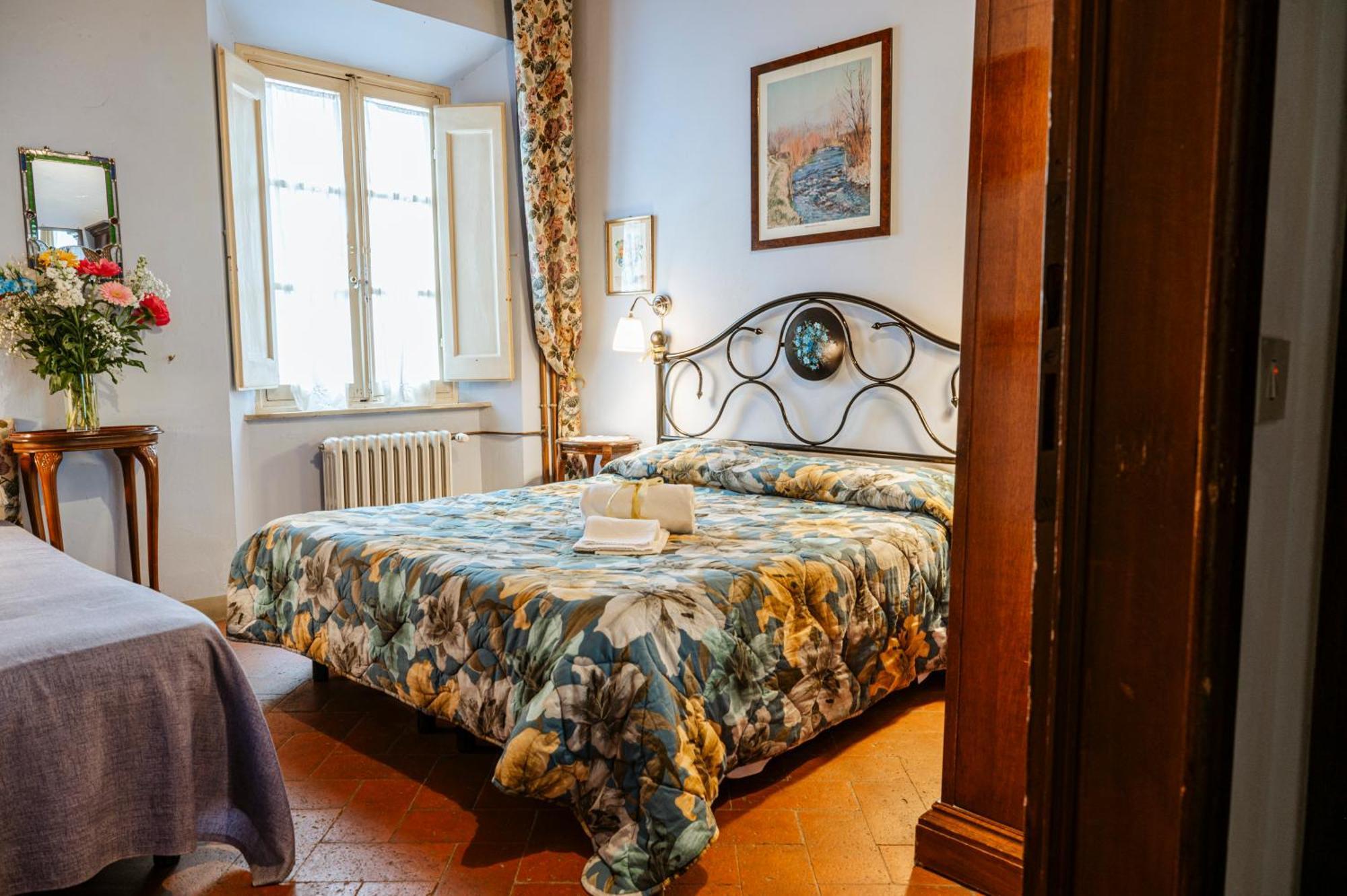 Antica Casa Dei Rassicurati Bed and Breakfast Montecarlo Exteriör bild