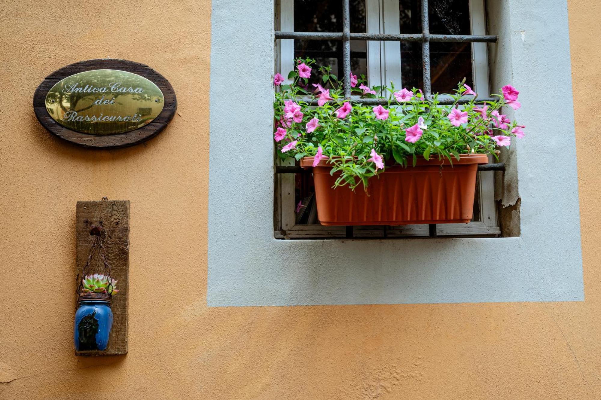 Antica Casa Dei Rassicurati Bed and Breakfast Montecarlo Exteriör bild