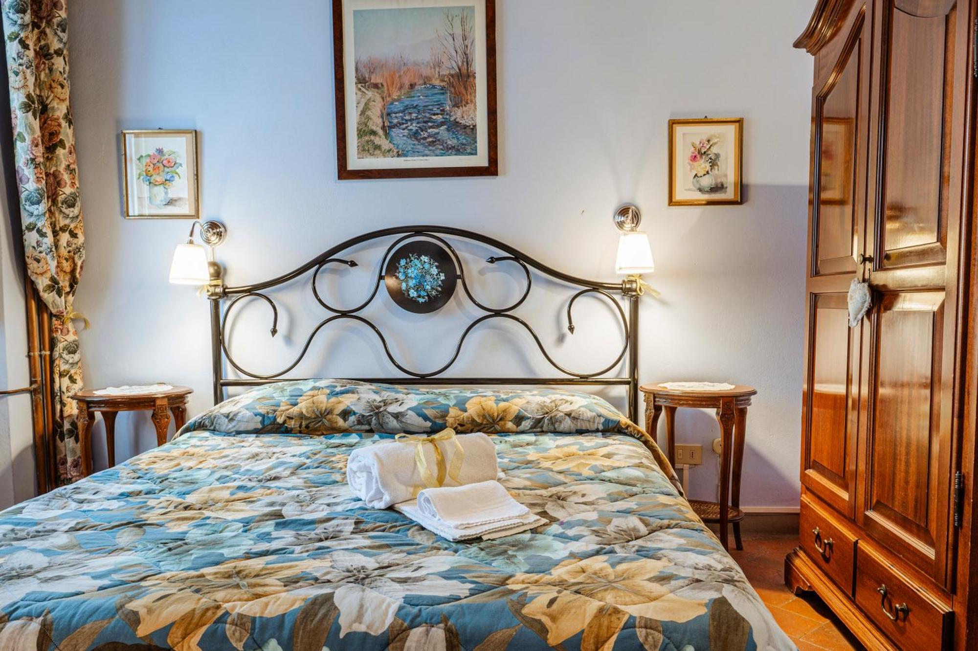 Antica Casa Dei Rassicurati Bed and Breakfast Montecarlo Exteriör bild