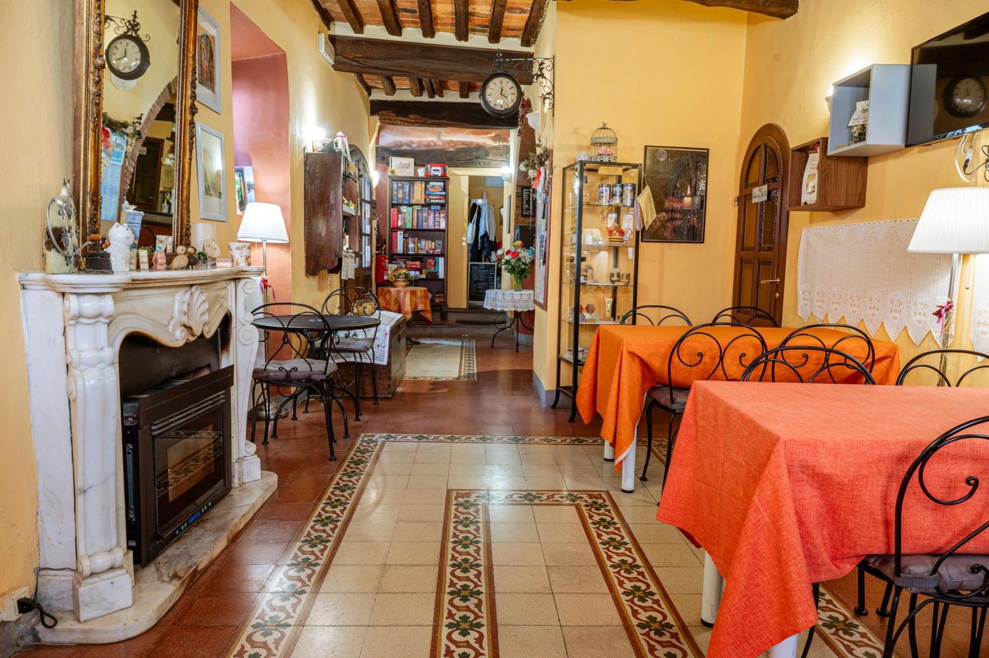 Antica Casa Dei Rassicurati Bed and Breakfast Montecarlo Exteriör bild