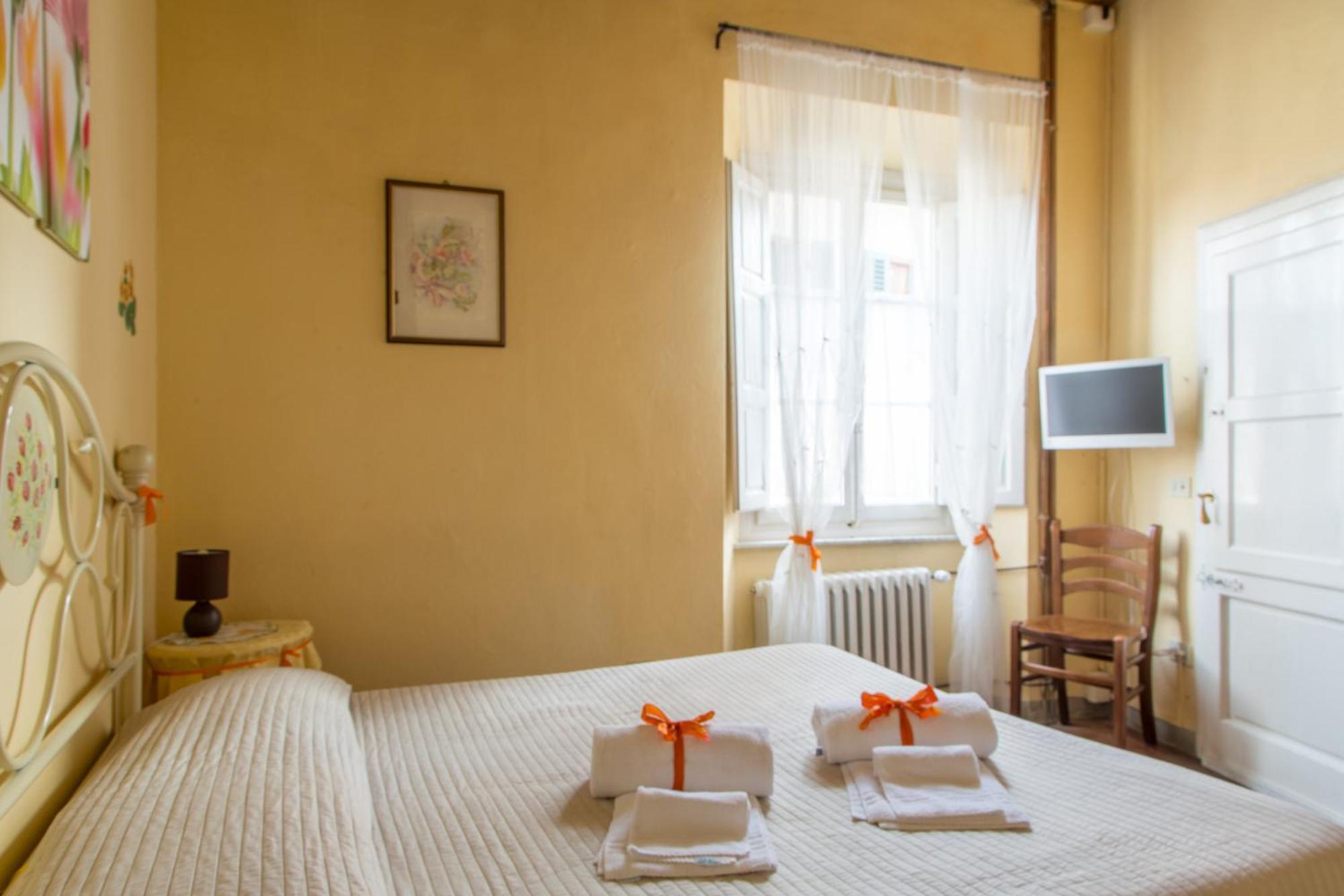 Antica Casa Dei Rassicurati Bed and Breakfast Montecarlo Exteriör bild