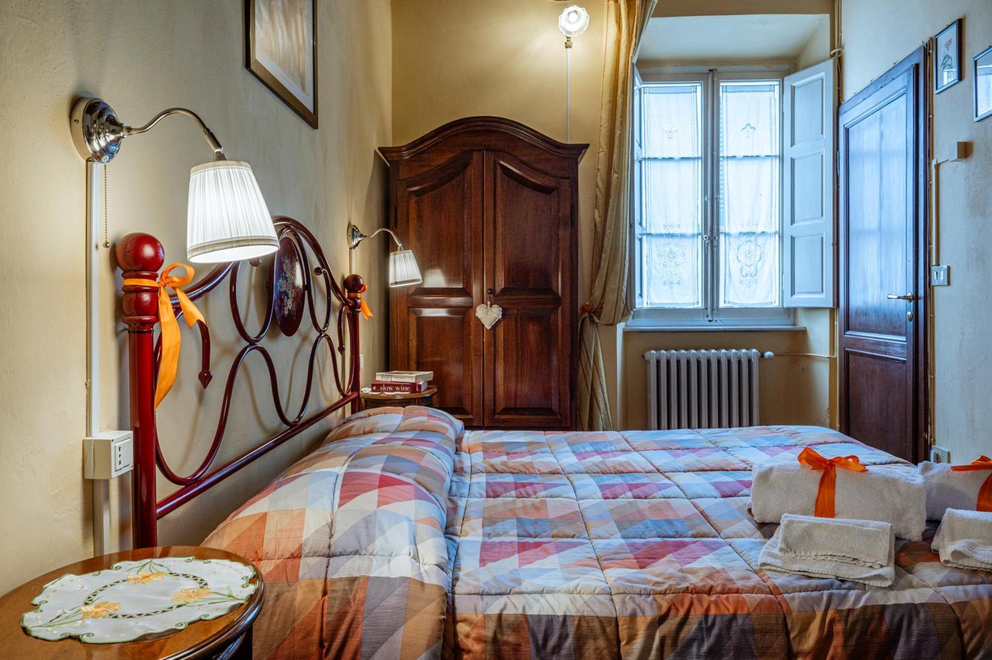 Antica Casa Dei Rassicurati Bed and Breakfast Montecarlo Exteriör bild