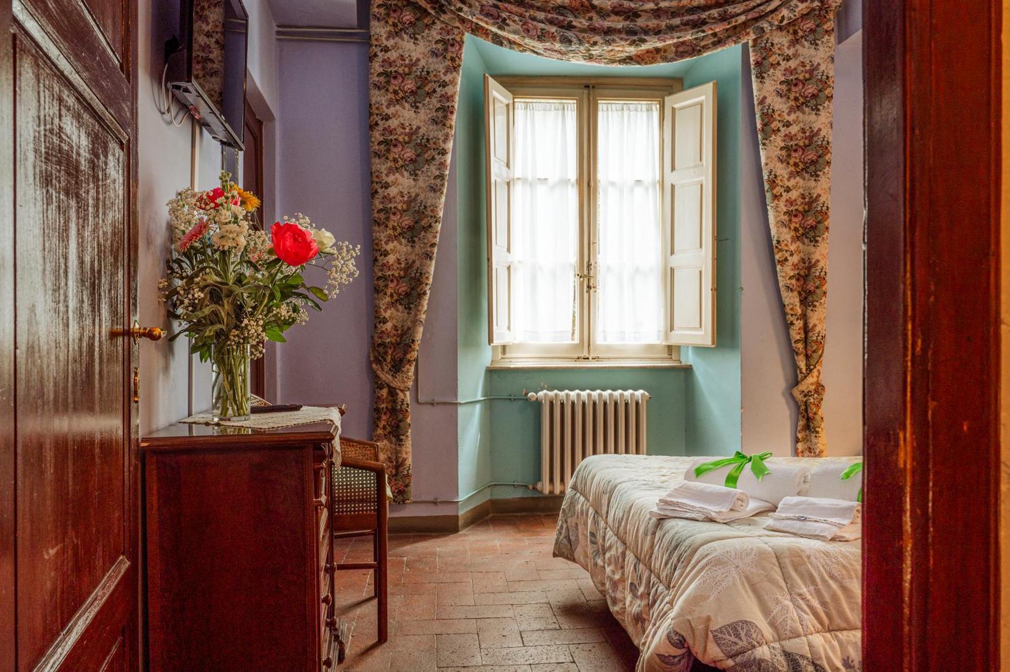 Antica Casa Dei Rassicurati Bed and Breakfast Montecarlo Exteriör bild