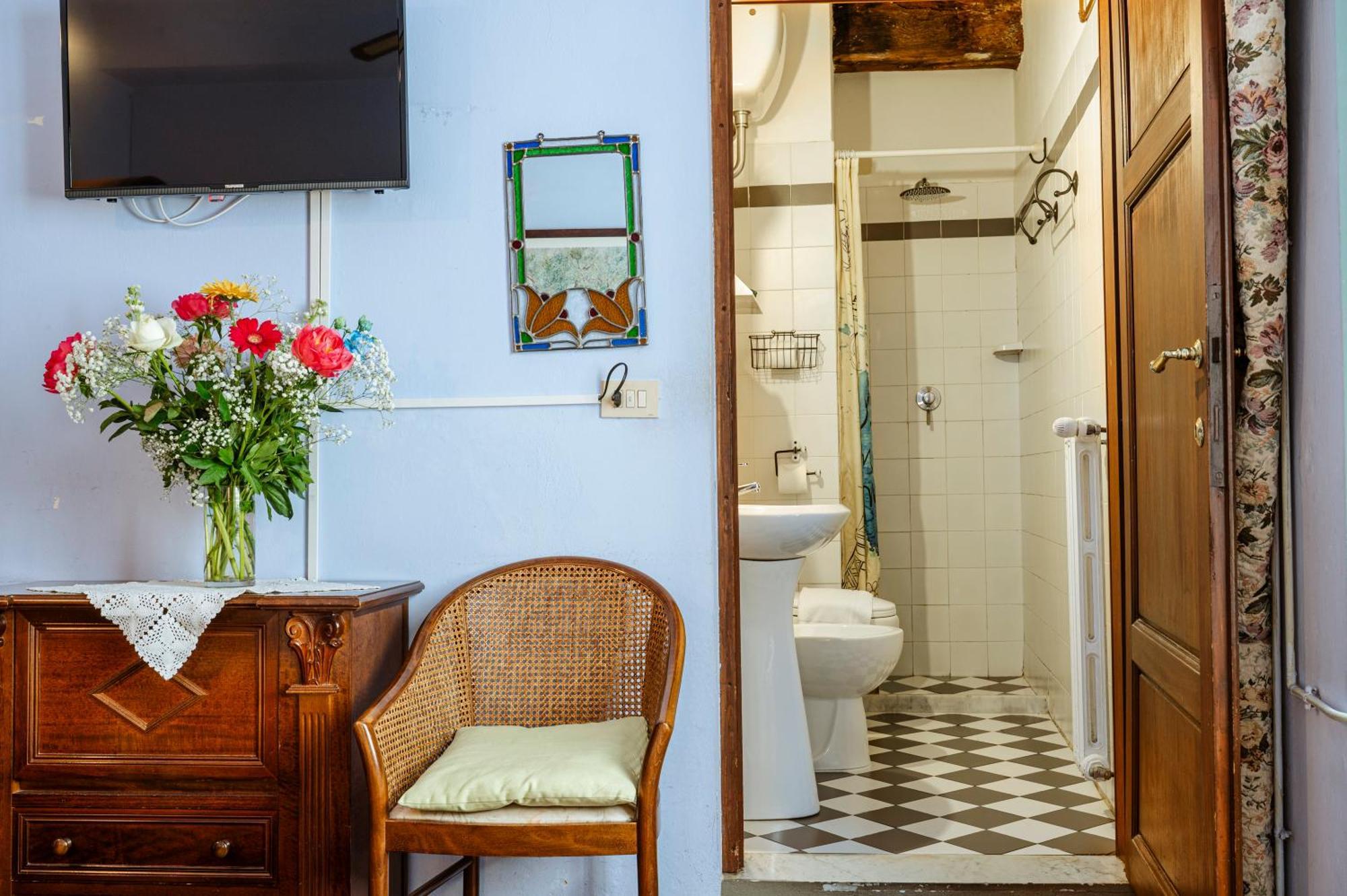Antica Casa Dei Rassicurati Bed and Breakfast Montecarlo Exteriör bild