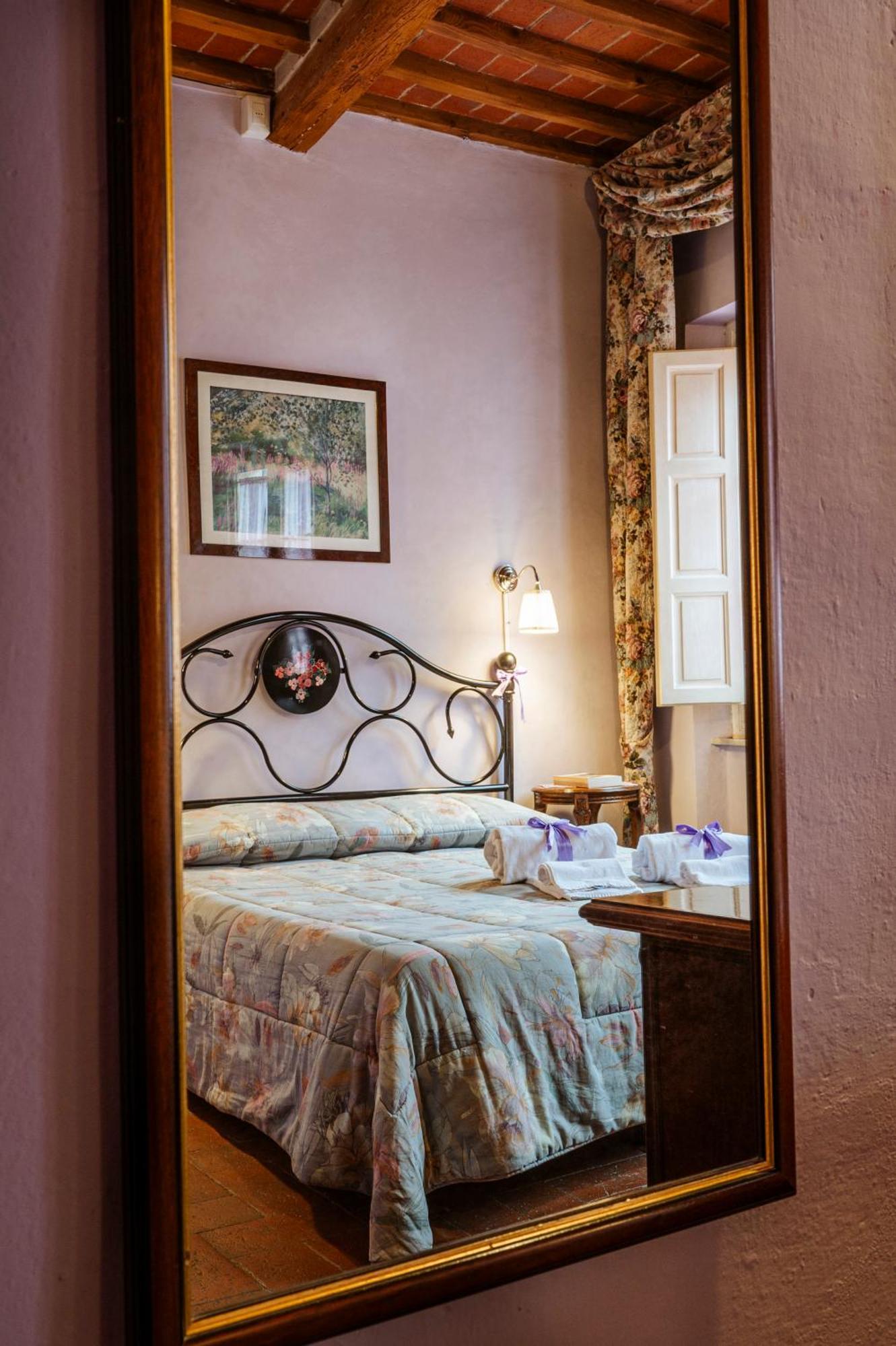 Antica Casa Dei Rassicurati Bed and Breakfast Montecarlo Exteriör bild