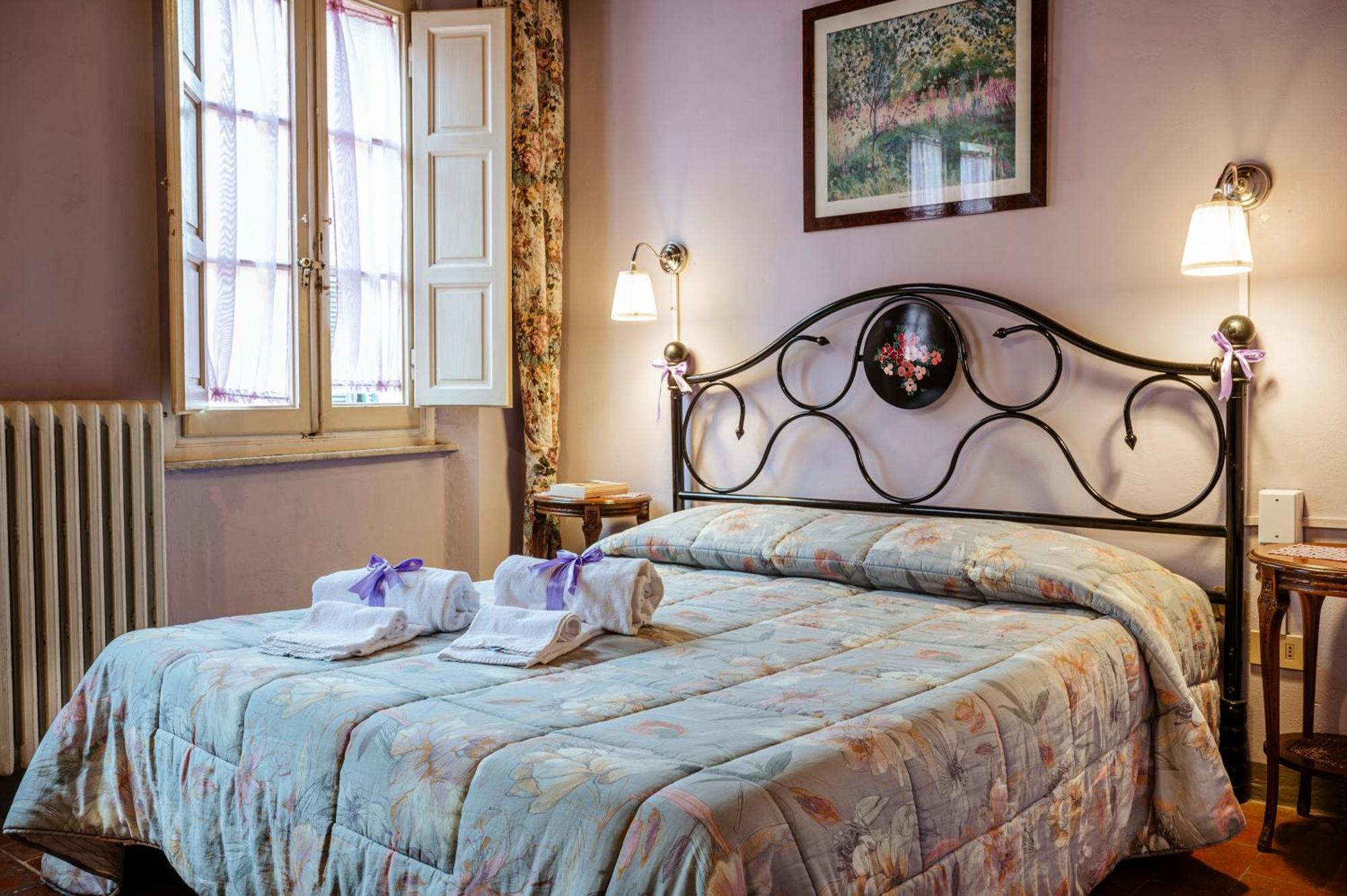 Antica Casa Dei Rassicurati Bed and Breakfast Montecarlo Exteriör bild