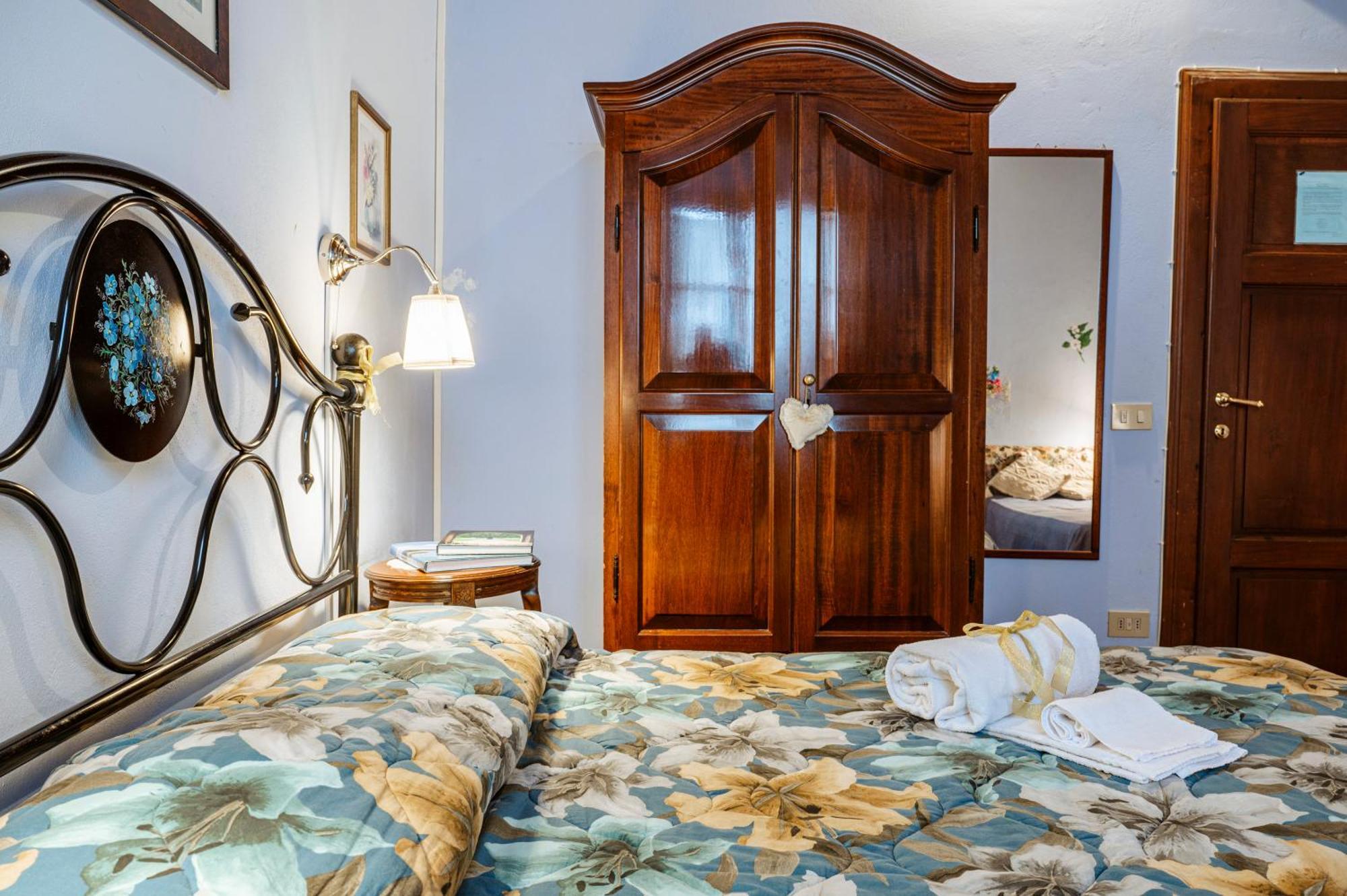 Antica Casa Dei Rassicurati Bed and Breakfast Montecarlo Exteriör bild