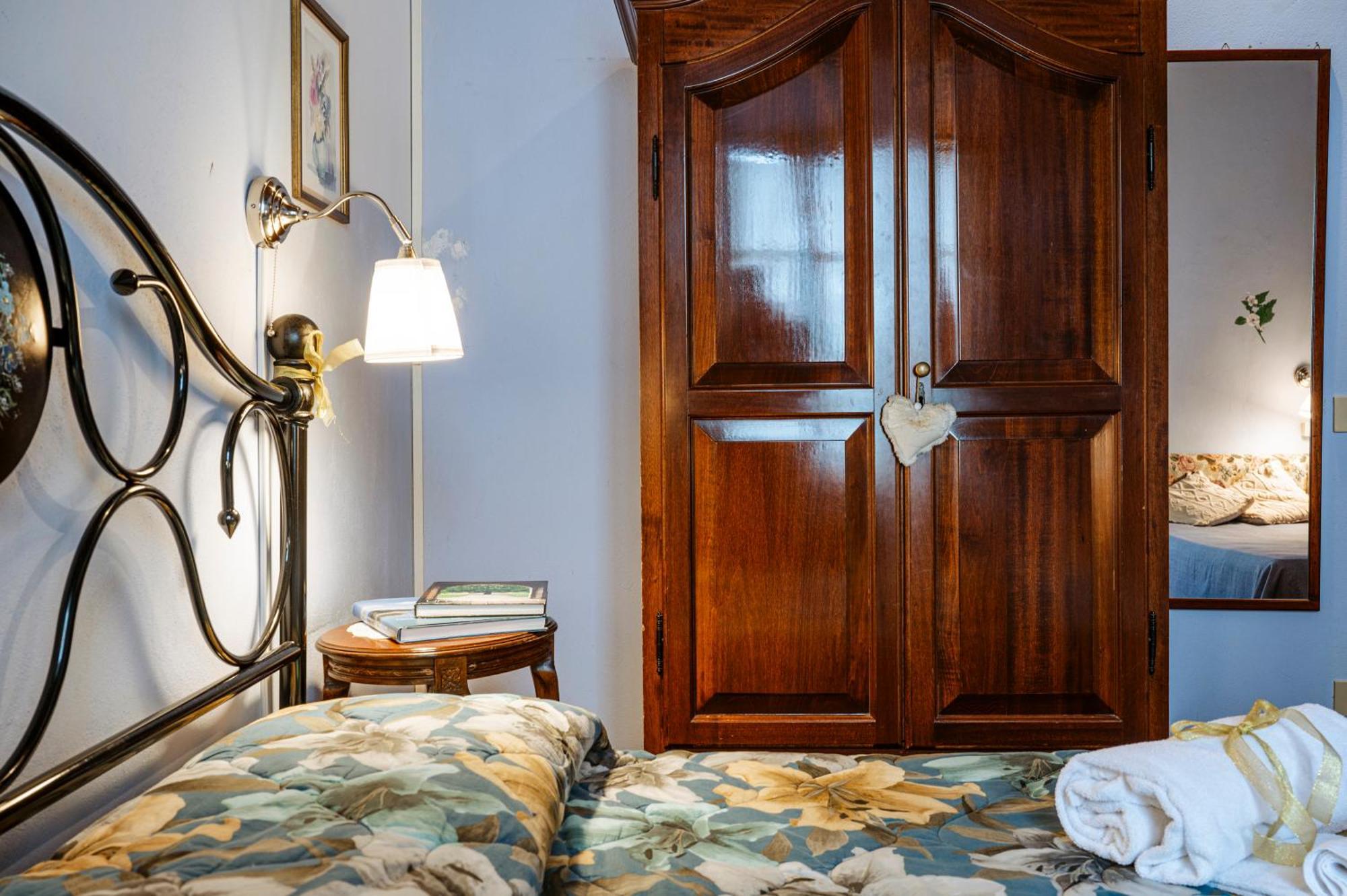 Antica Casa Dei Rassicurati Bed and Breakfast Montecarlo Exteriör bild